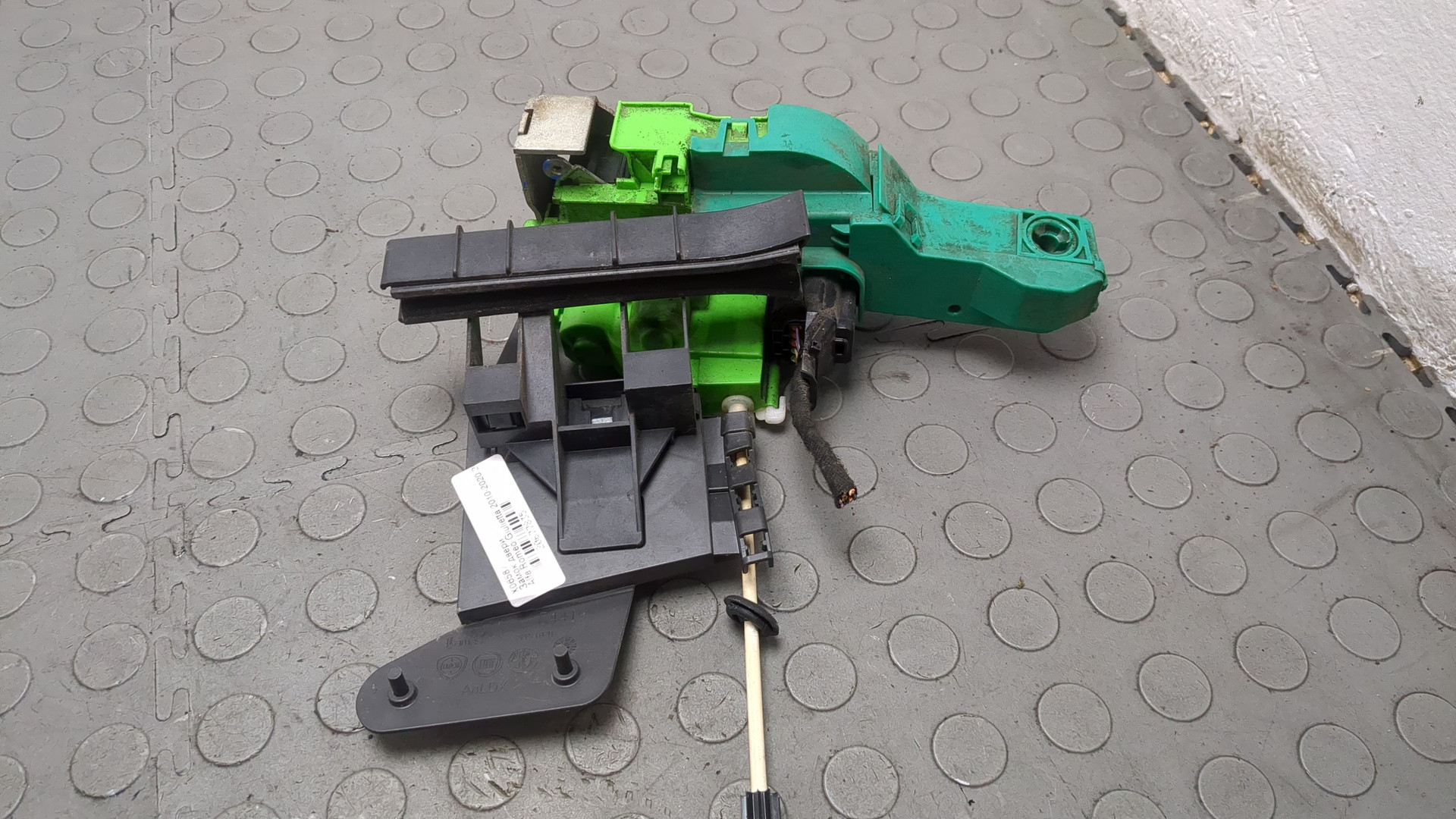 Замок двери передней правой