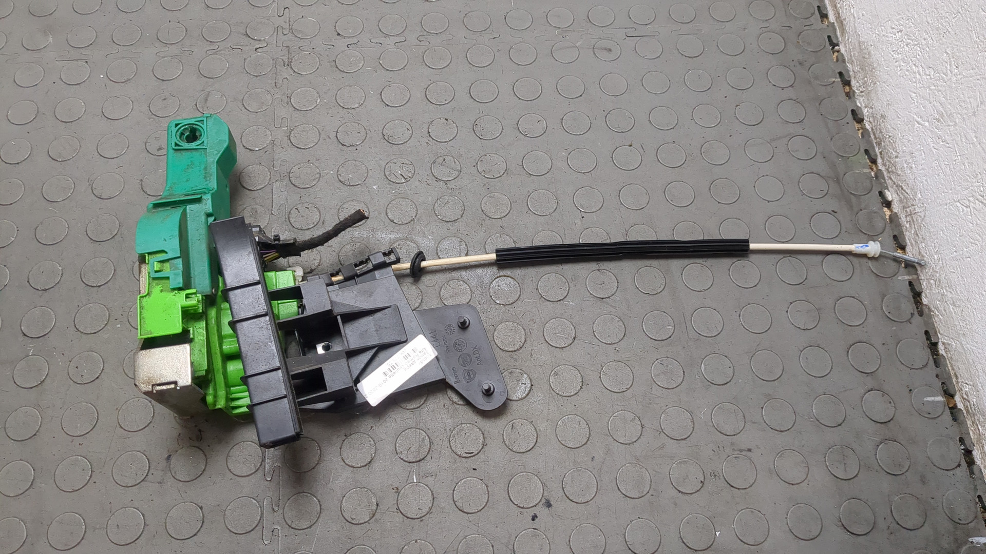 Замок двери передней правой