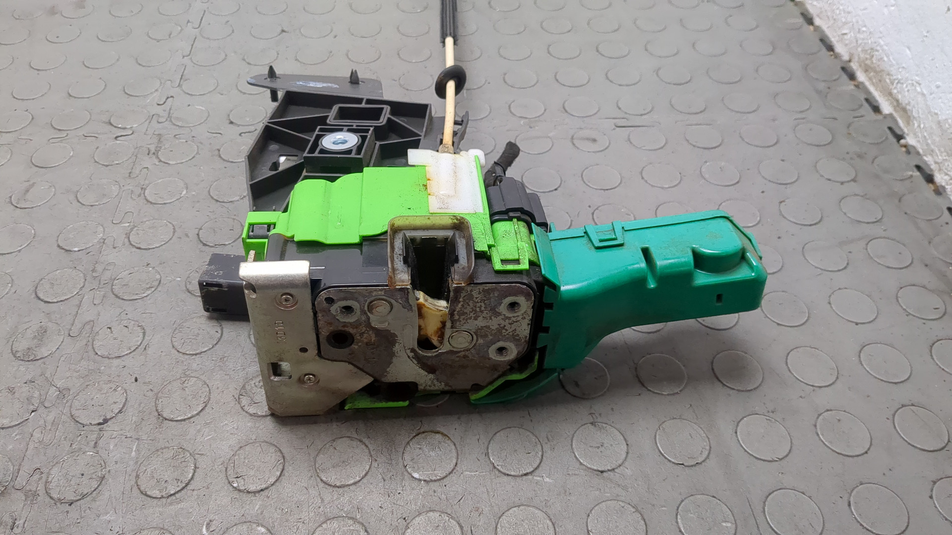 Замок двери передней правой