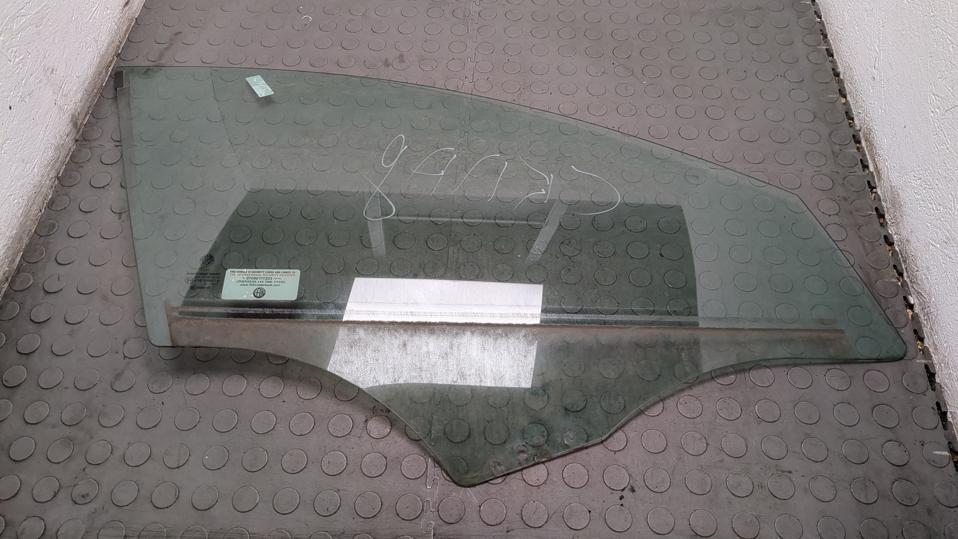 Стекло двери передней правой