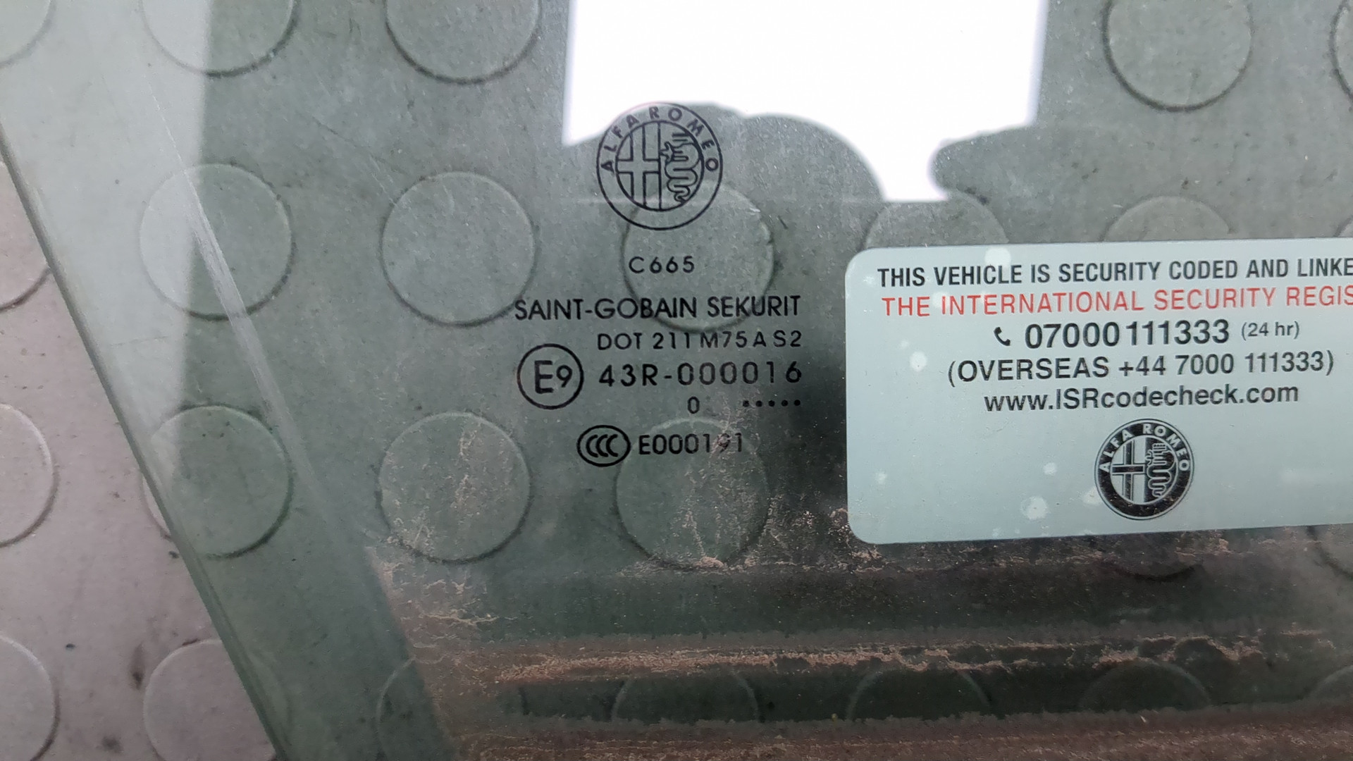 Стекло двери передней правой