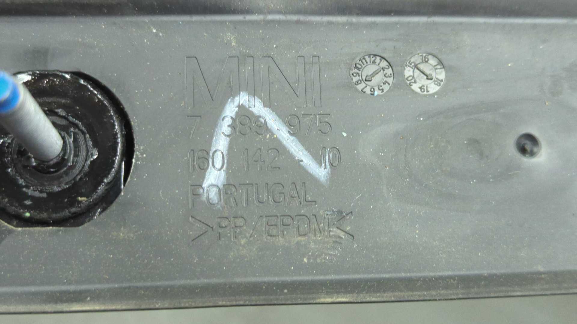 Рейлинг (релинг) левый (планка на крышу)