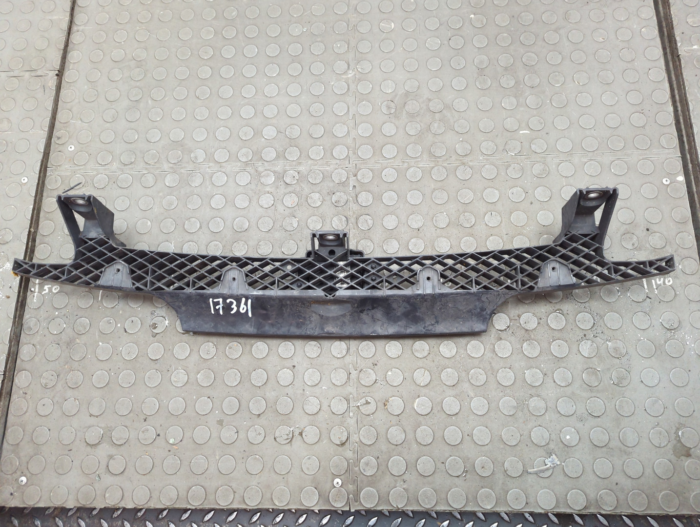 Кронштейн переднего бампера