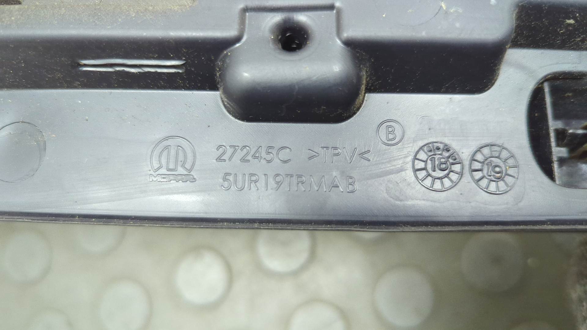 Рейлинг (релинг) левый (планка на крышу)