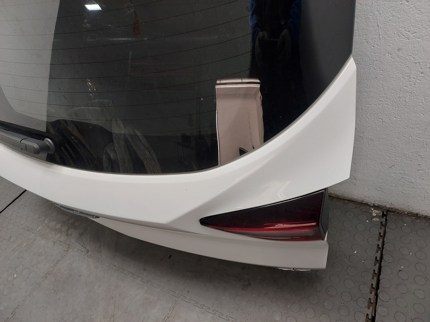 Дверь багажника