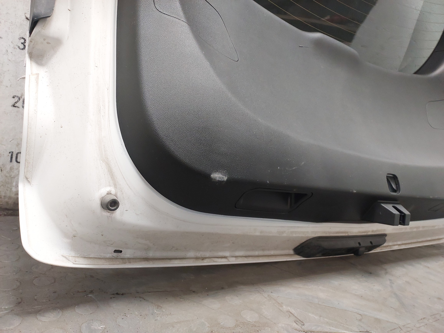 Дверь багажника