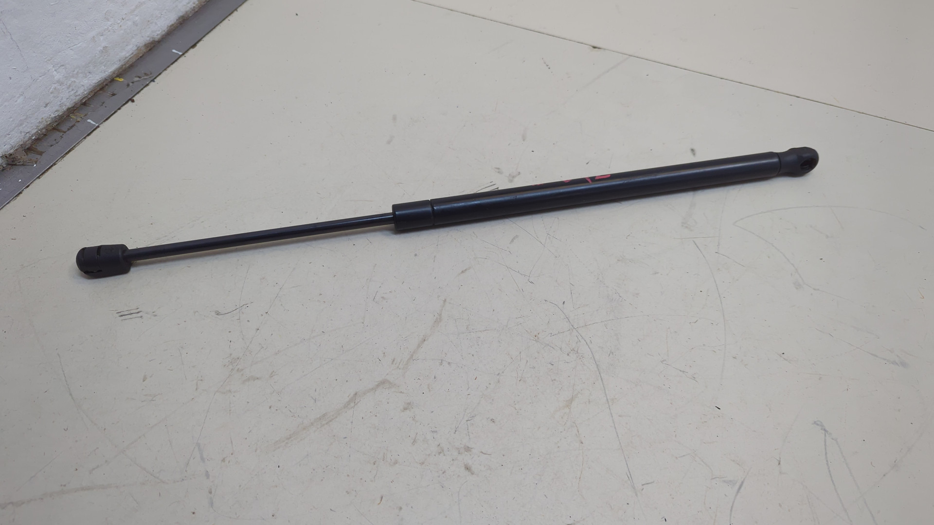 Амортизатор крышки багажника