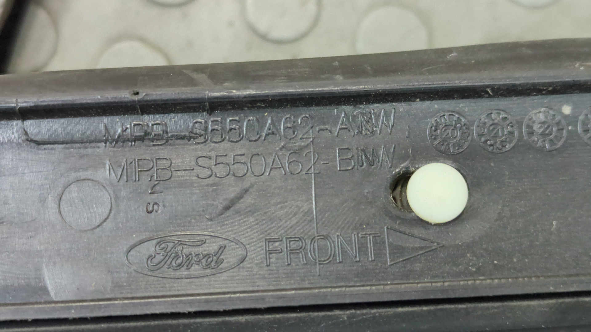 Рейлинг (релинг) правый (планка на крышу)