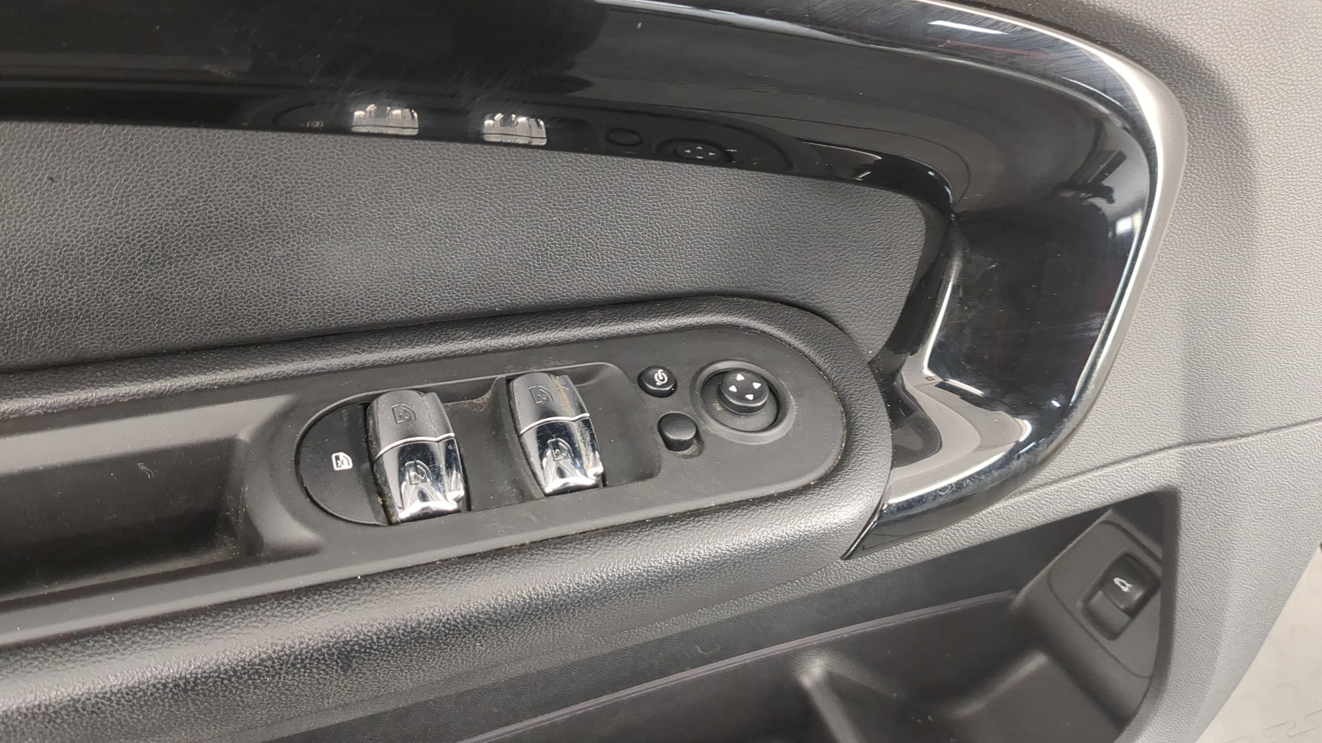 Дверь передняя левая