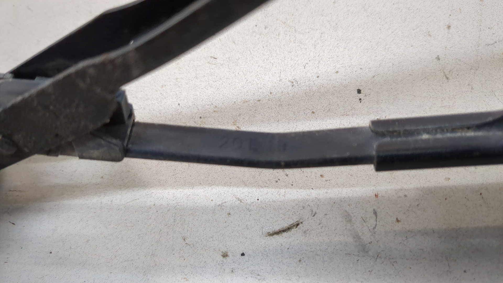 Поводок стеклоочистителя заднего