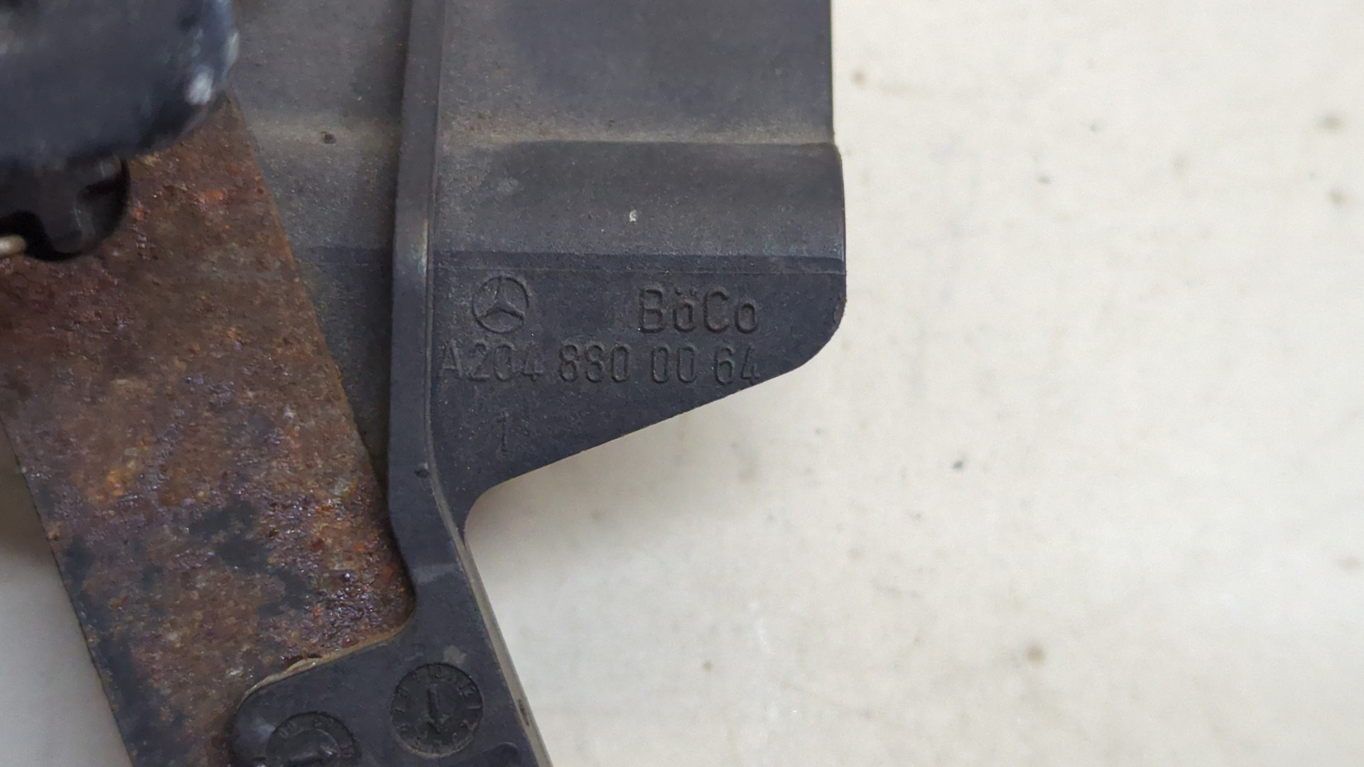 Замок капота