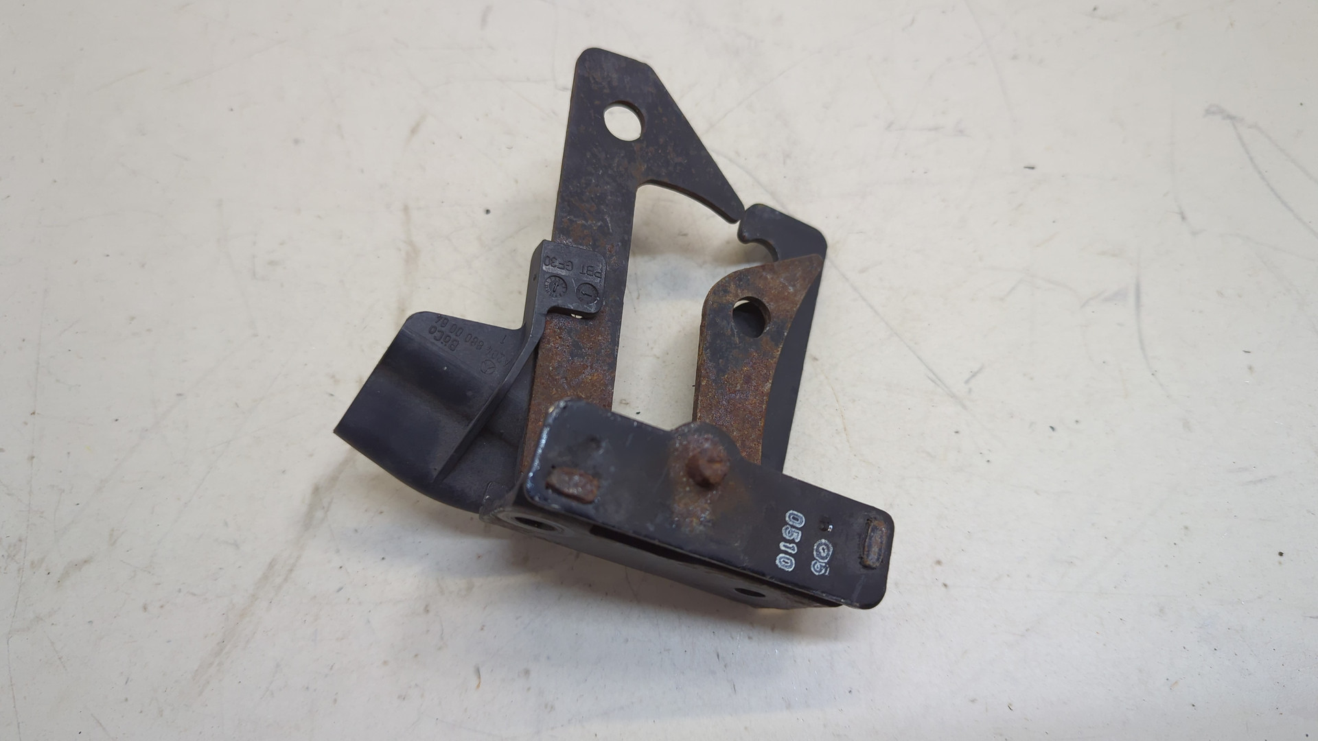 Замок капота