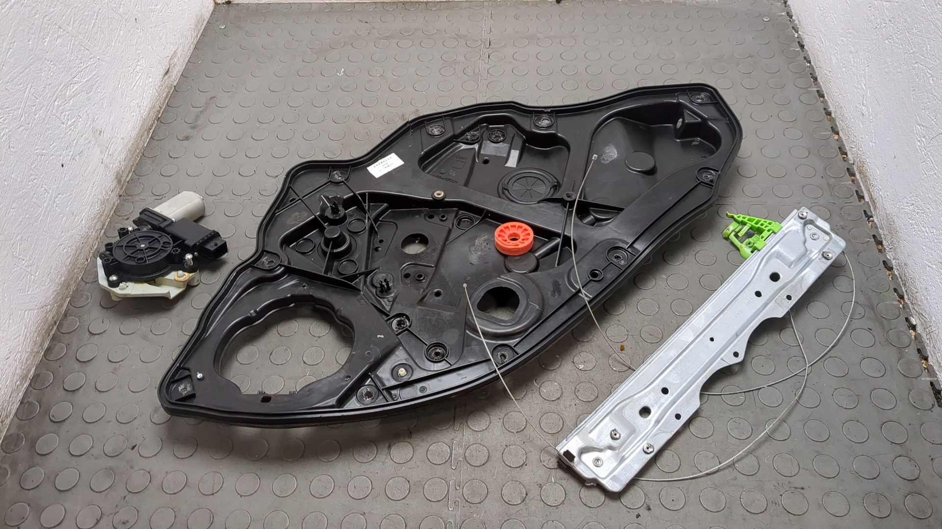 Стеклоподъемник электр. задний правый