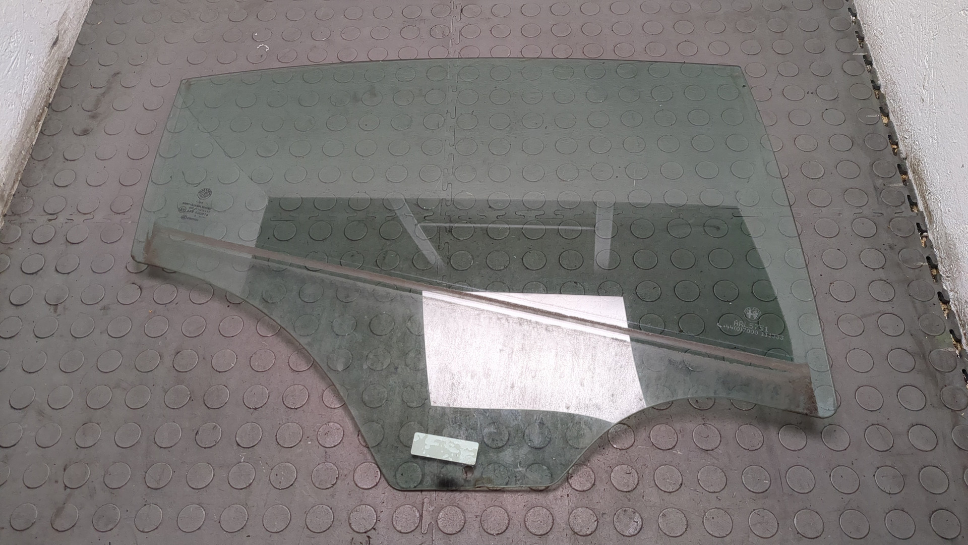 Стекло двери задней правой