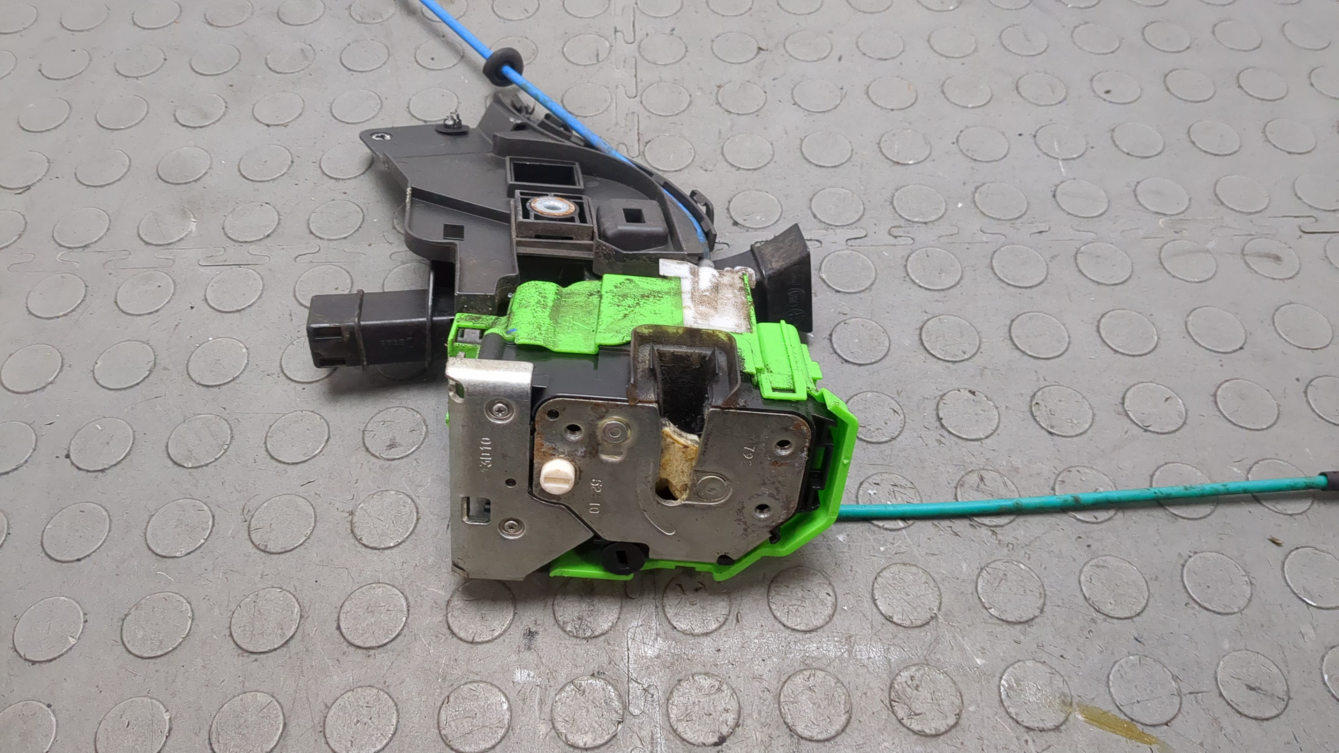 Замок двери задней правой