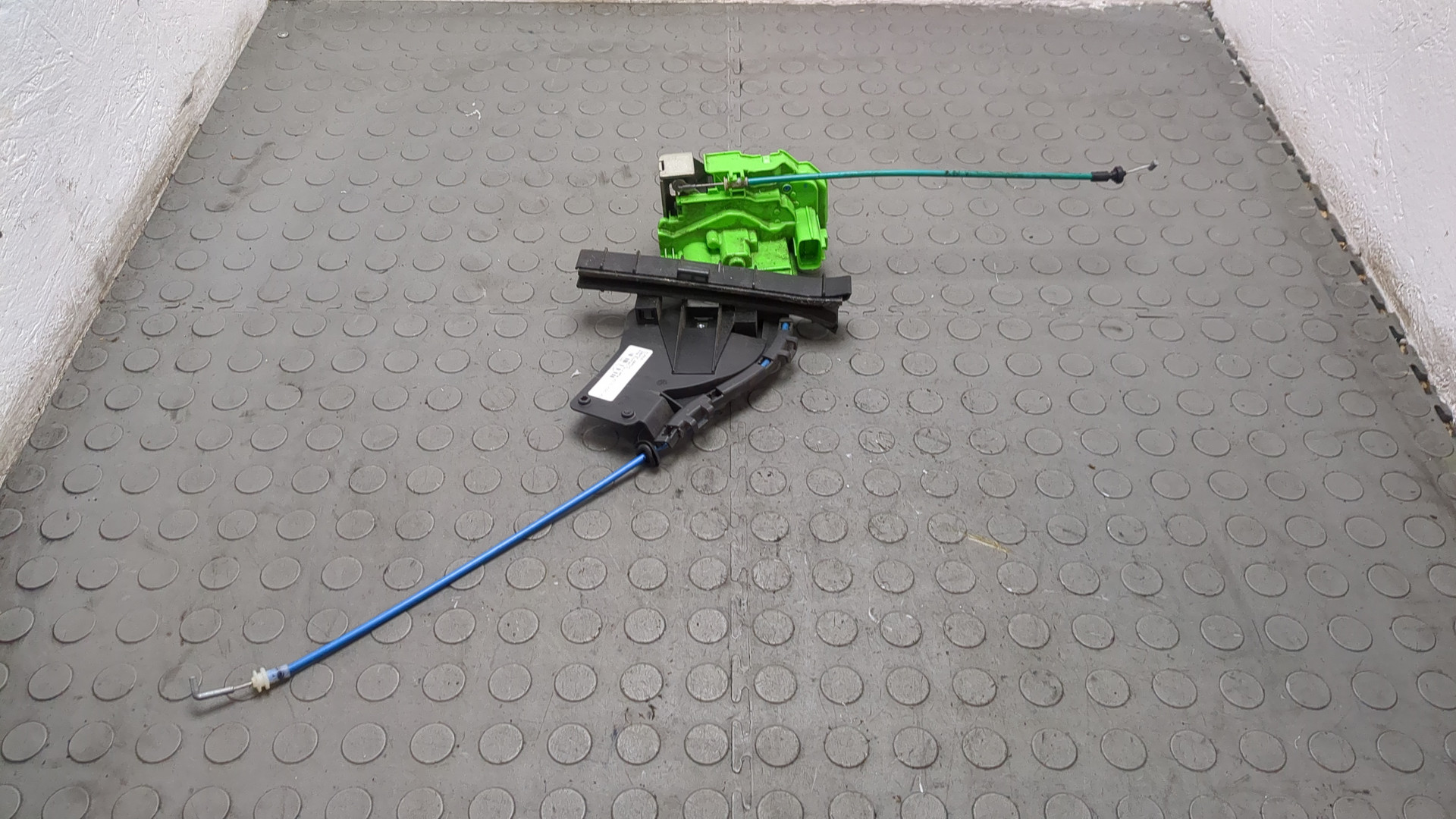 Замок двери задней правой