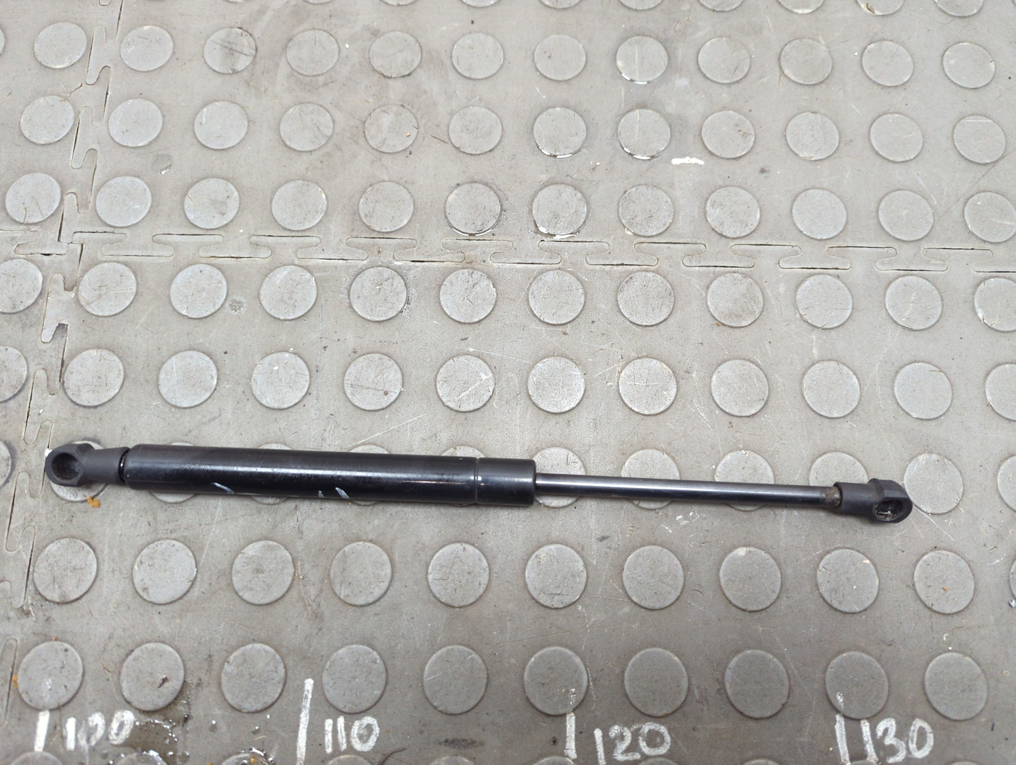 Амортизатор капота