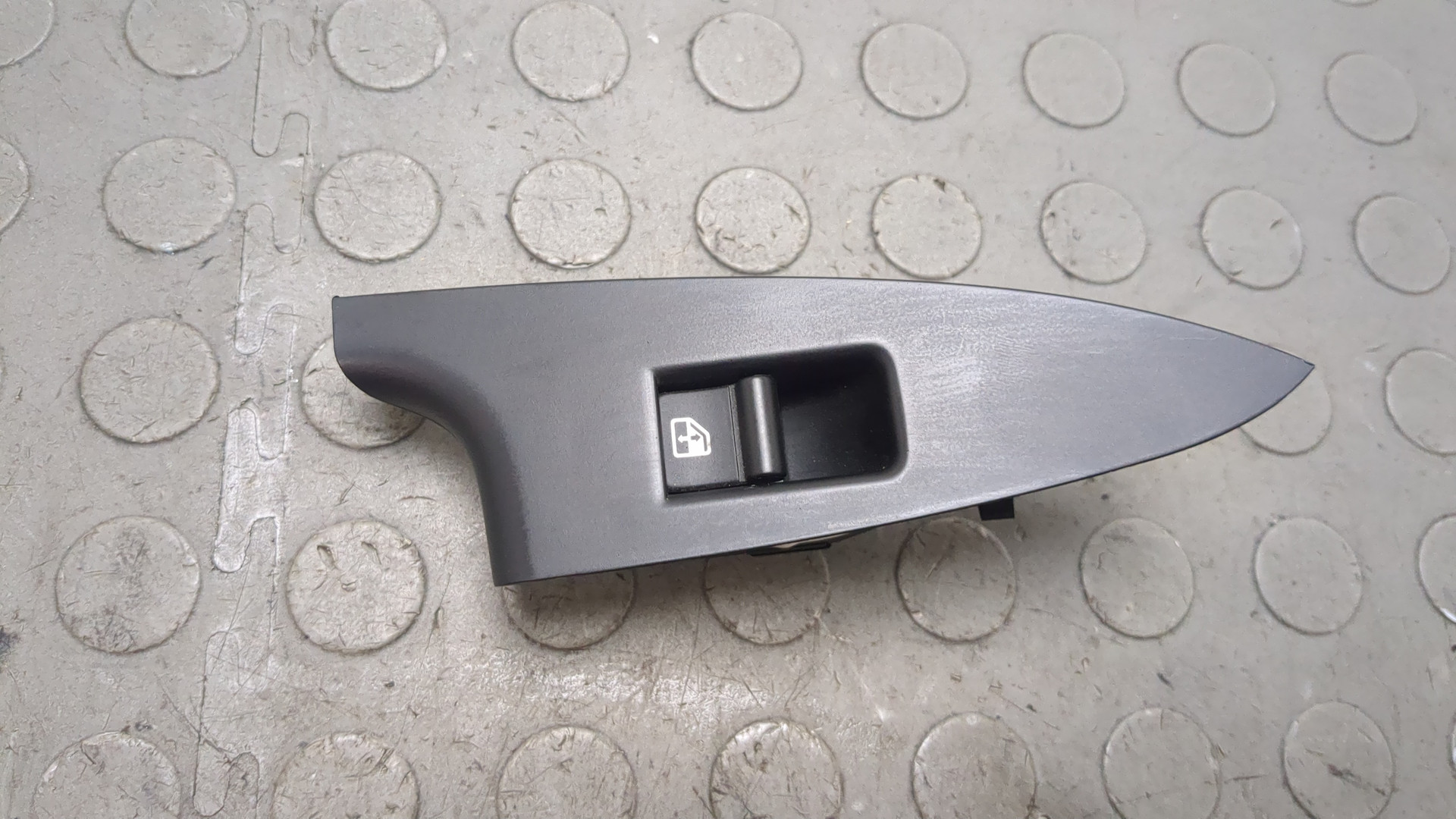 Кнопка стеклоподъемника