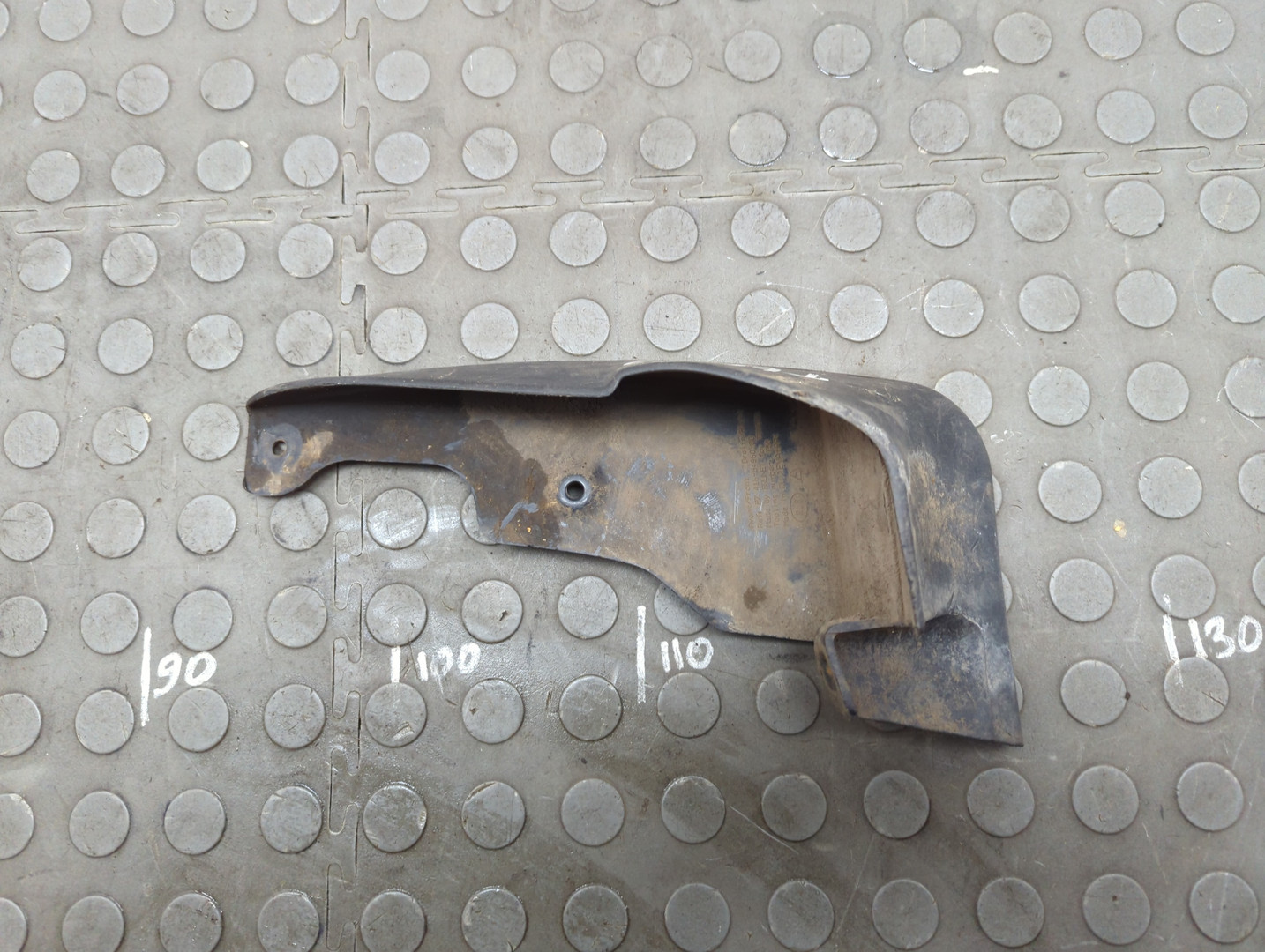 Брызговик передний правый