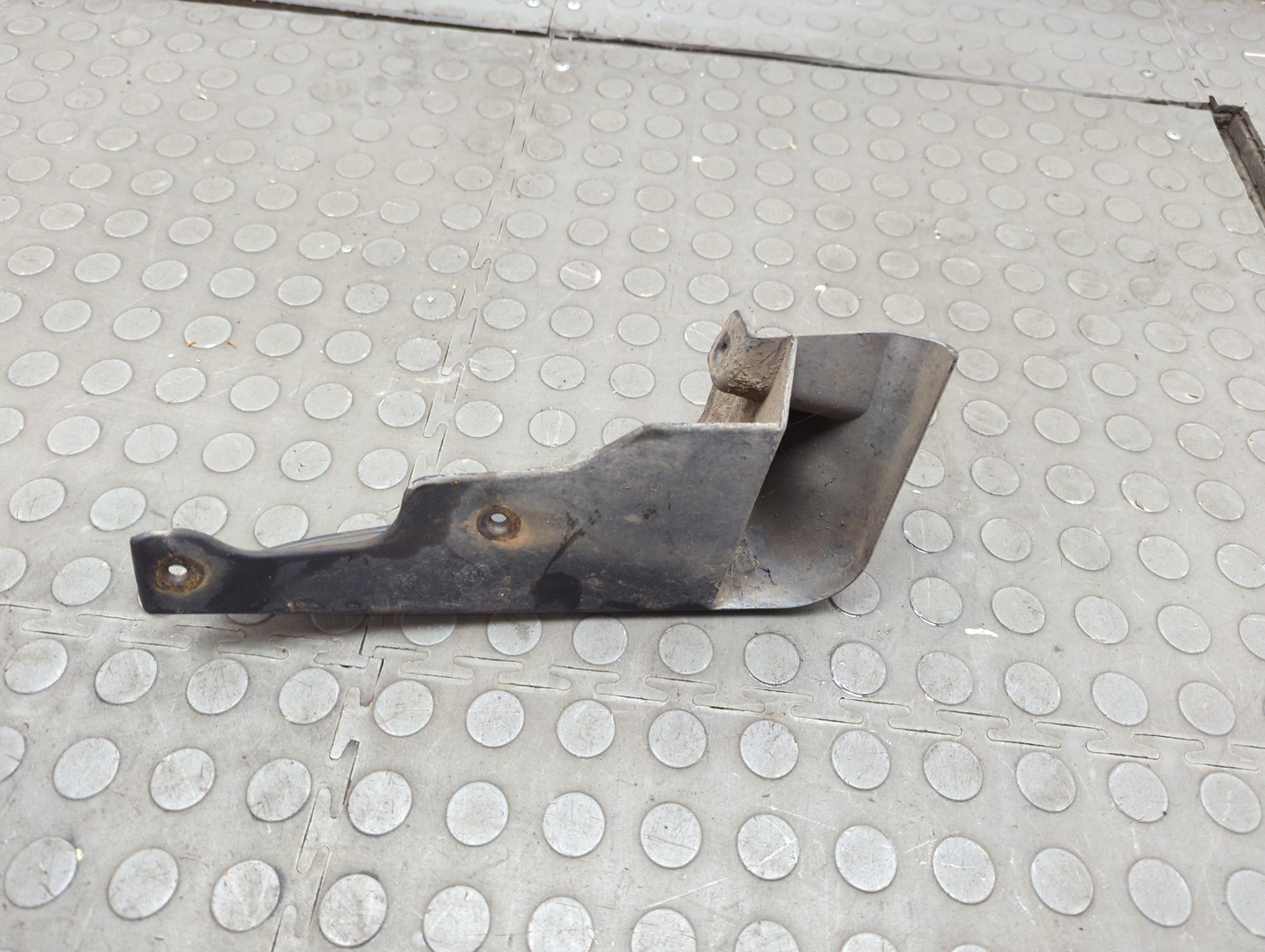 Брызговик передний правый