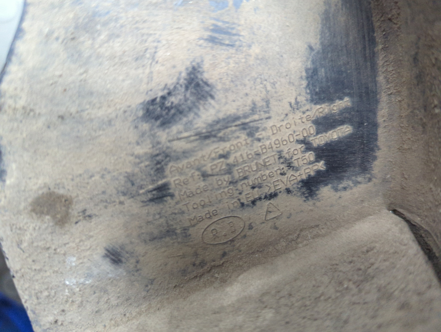 Брызговик передний правый