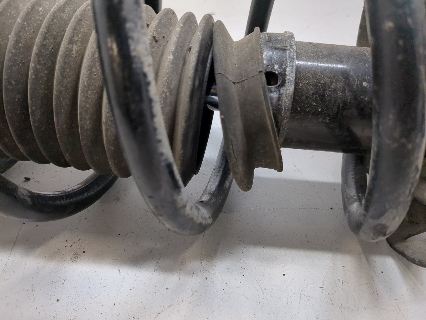 Амортизатор передний правый