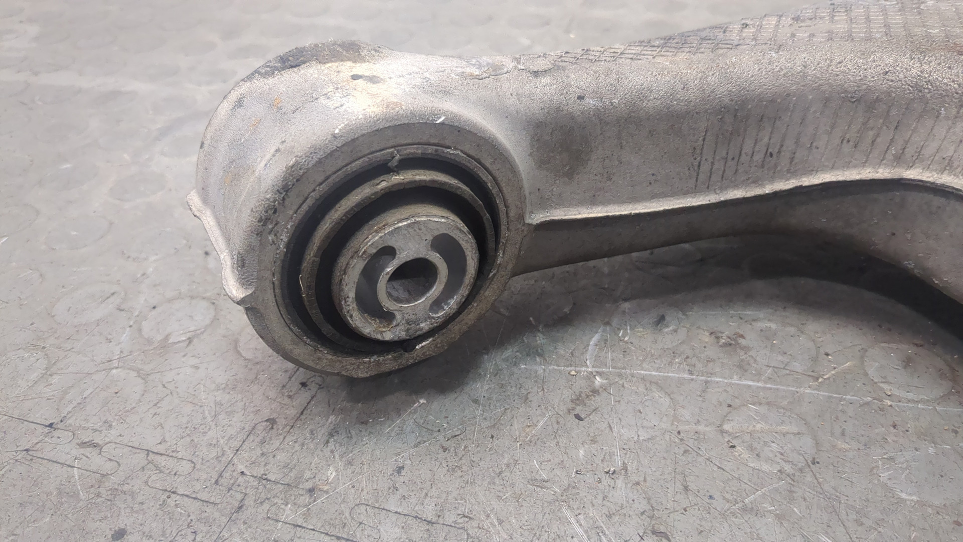 Рычаг задний правый