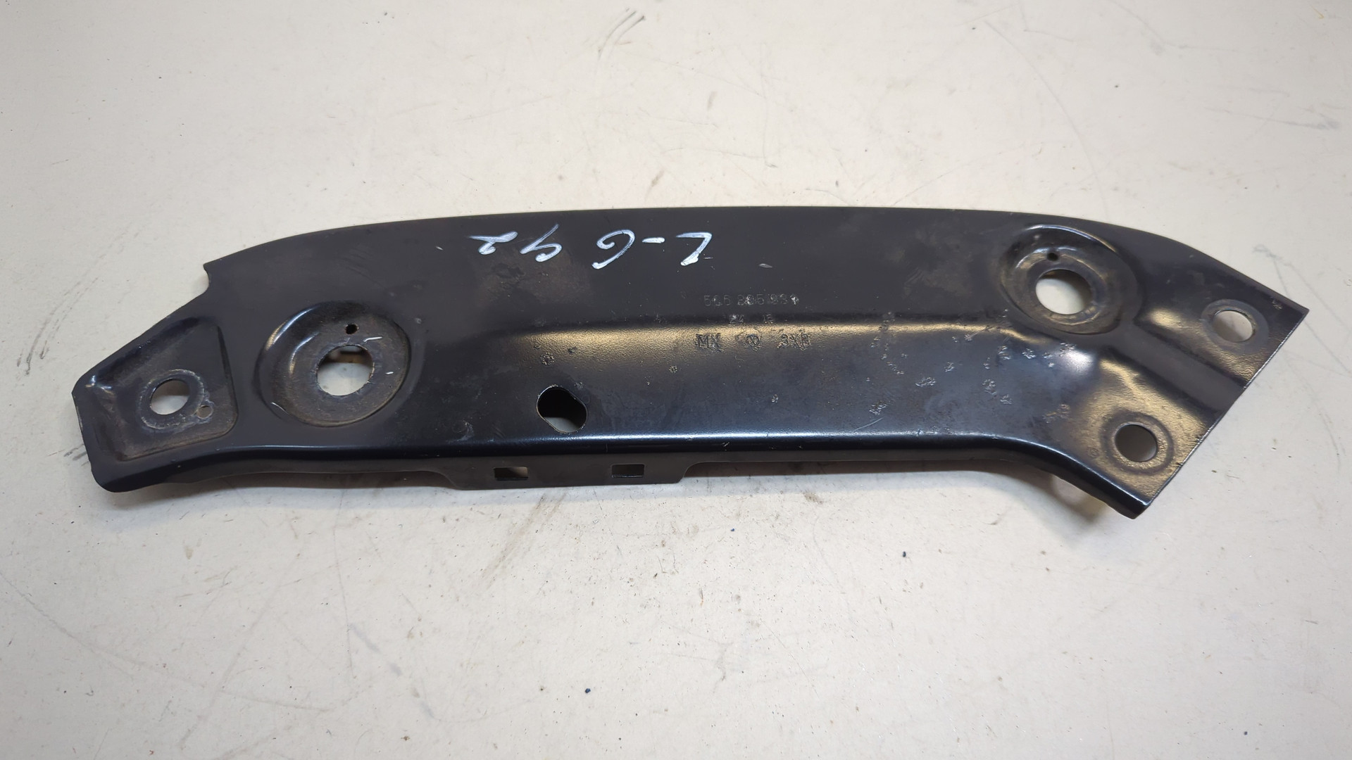 Кронштейн фар левый