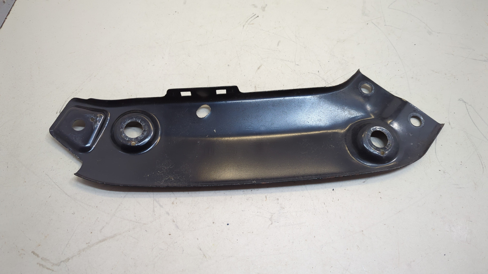 Кронштейн фар левый