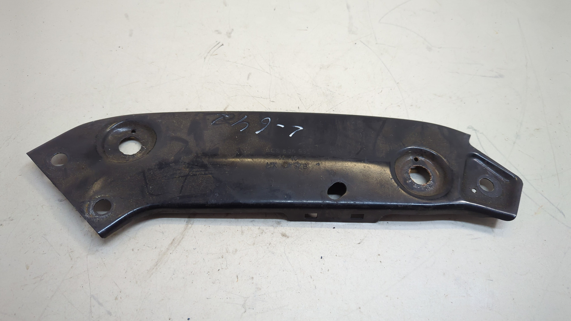 Кронштейн фар правый