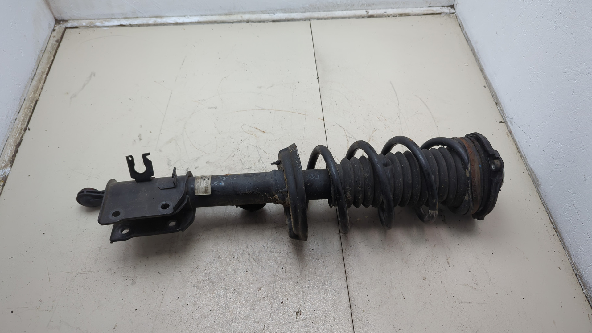 Амортизатор передний левый