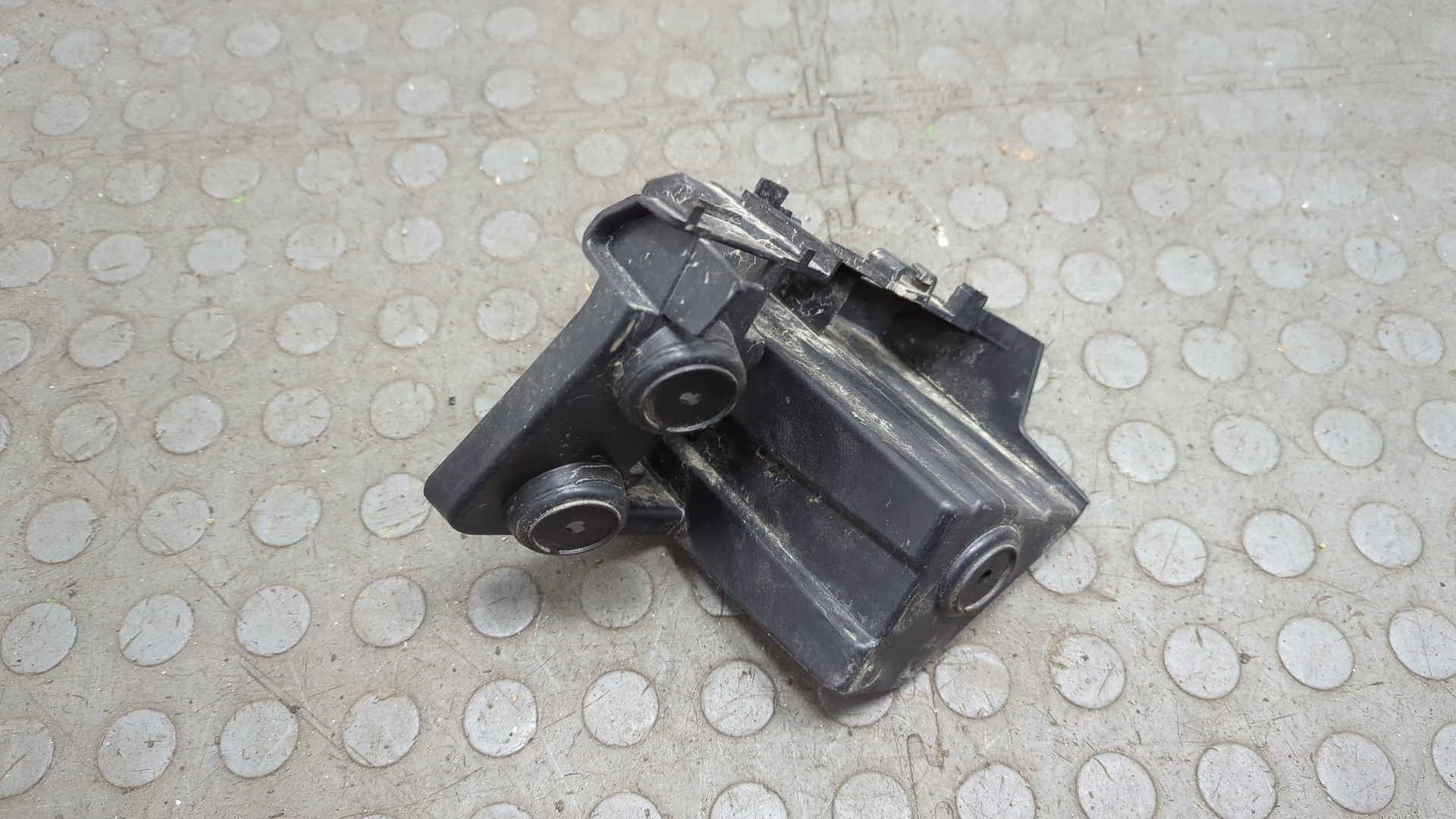 Кронштейн заднего бампера левый