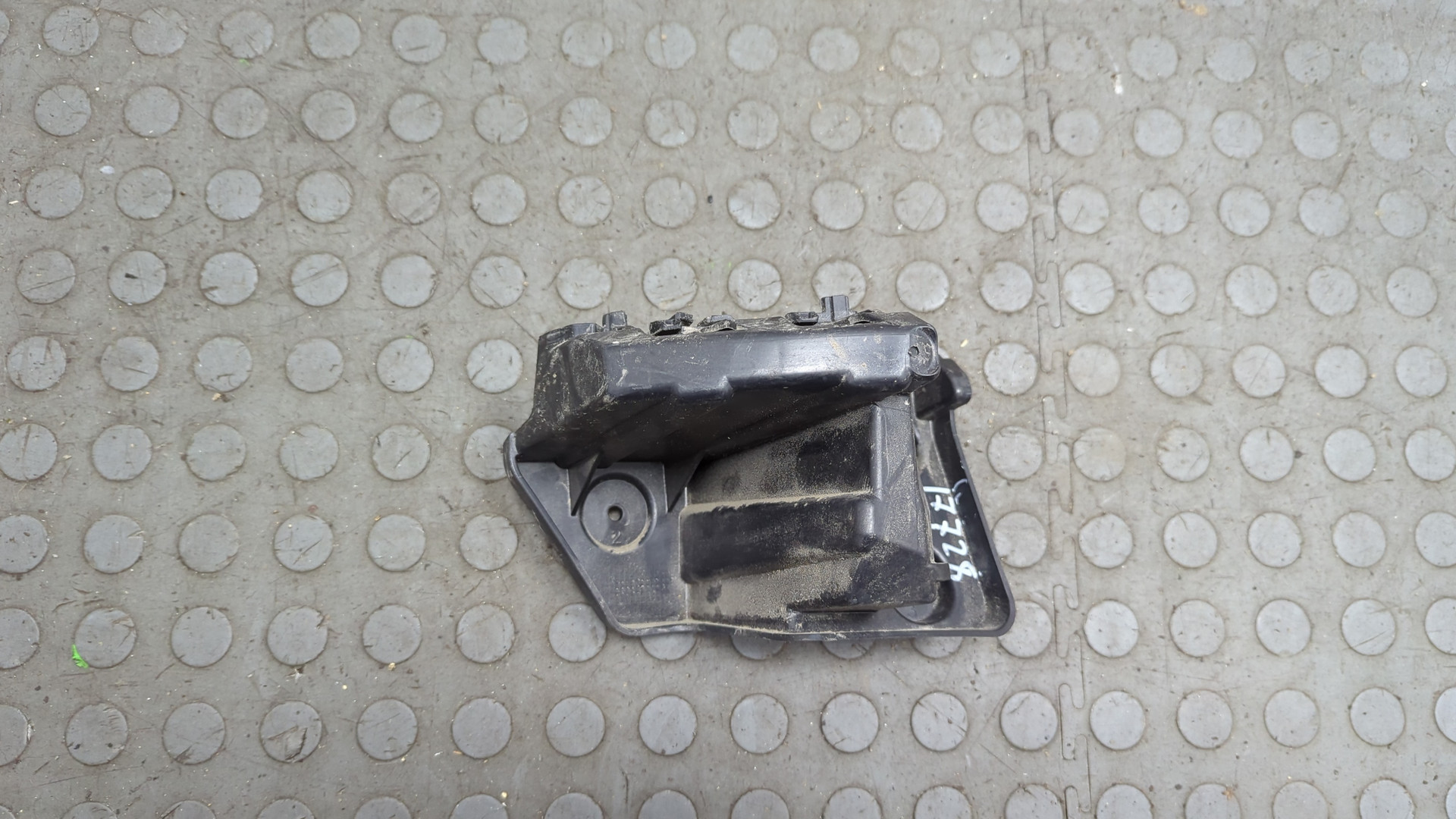 Кронштейн заднего бампера левый