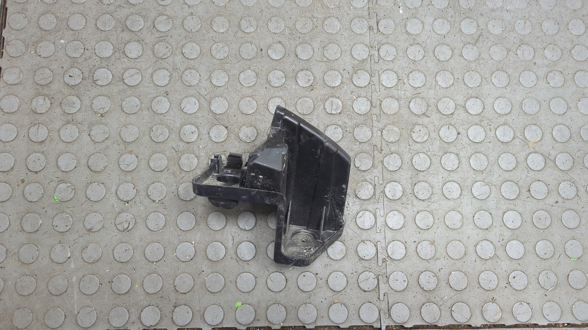 Кронштейн заднего бампера правый