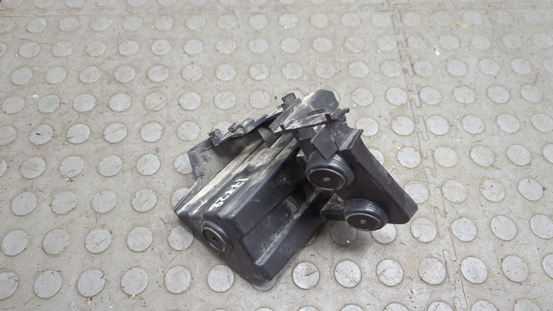 Кронштейн заднего бампера правый