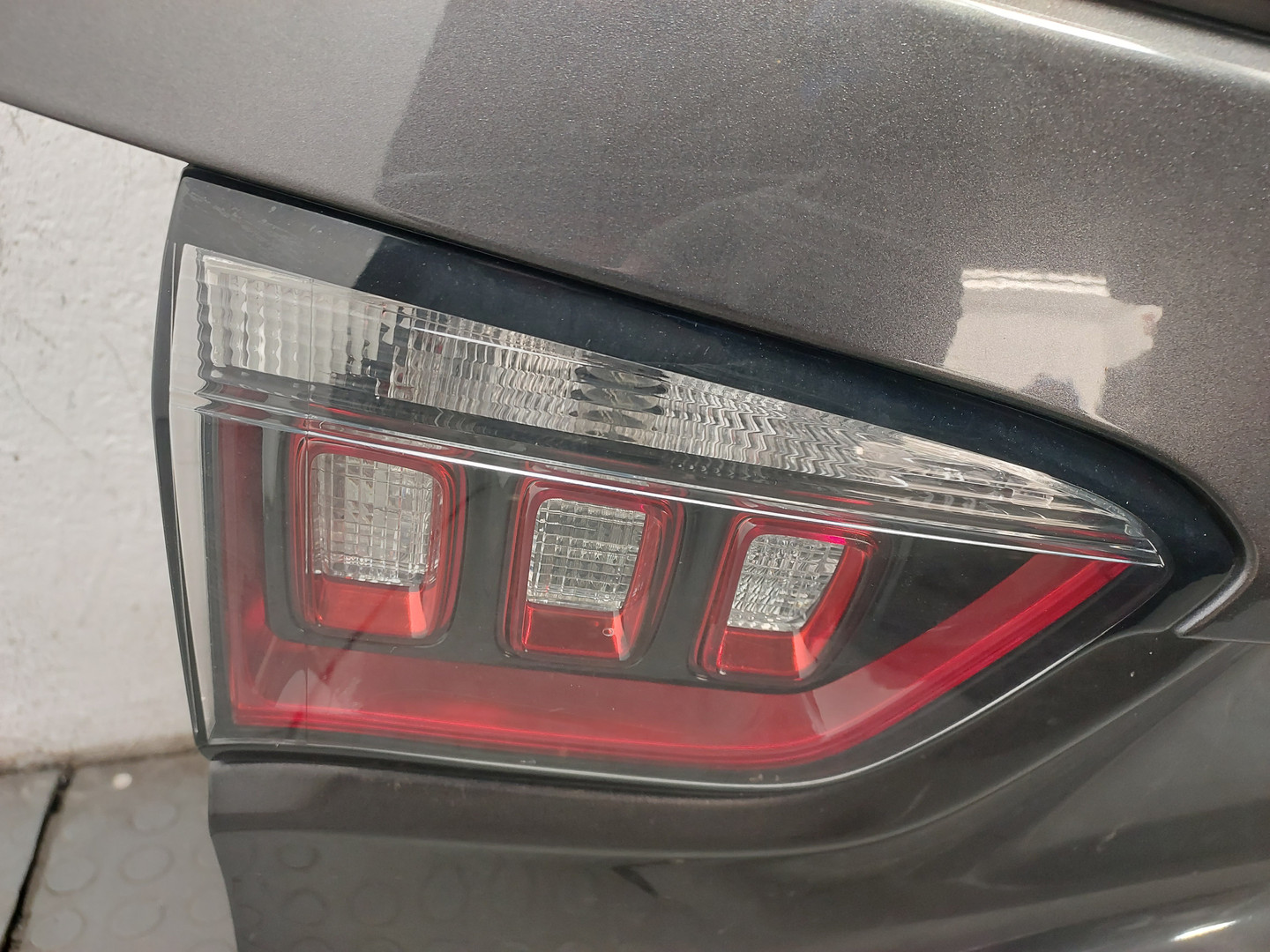 Дверь багажника