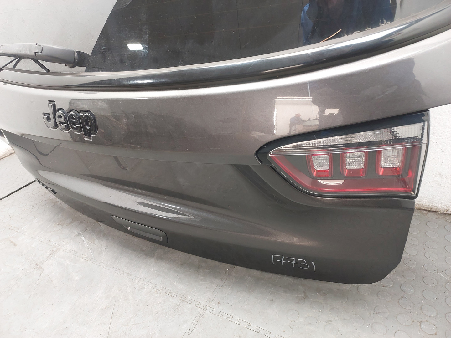 Дверь багажника