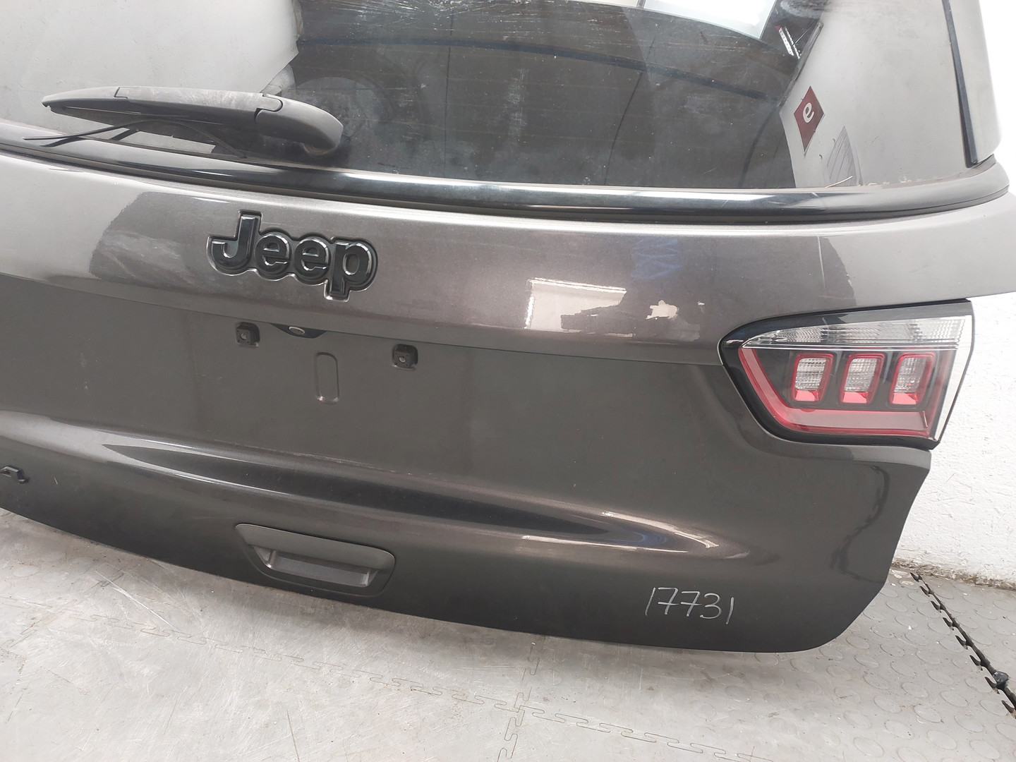 Дверь багажника