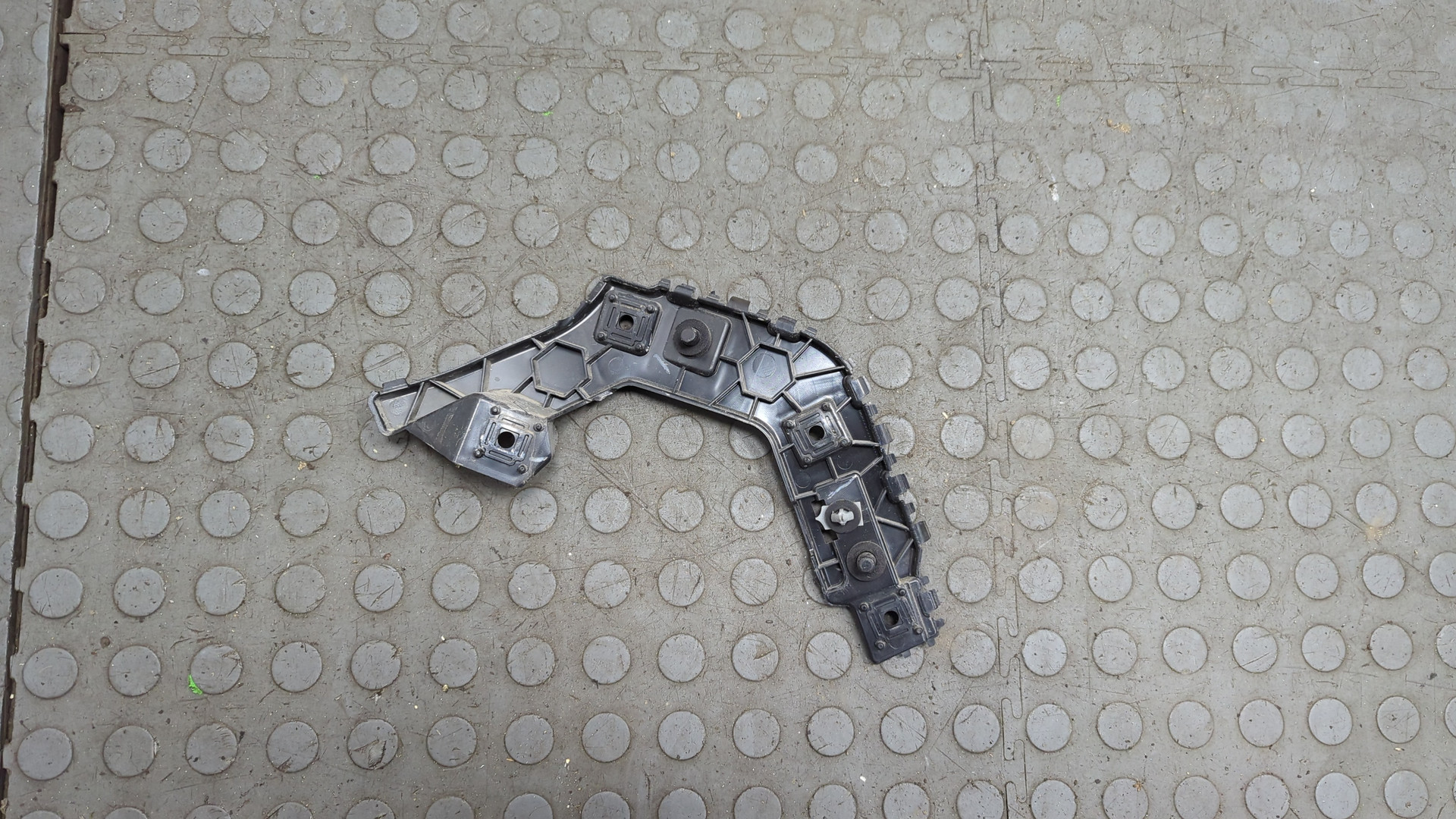 Кронштейн заднего бампера правый