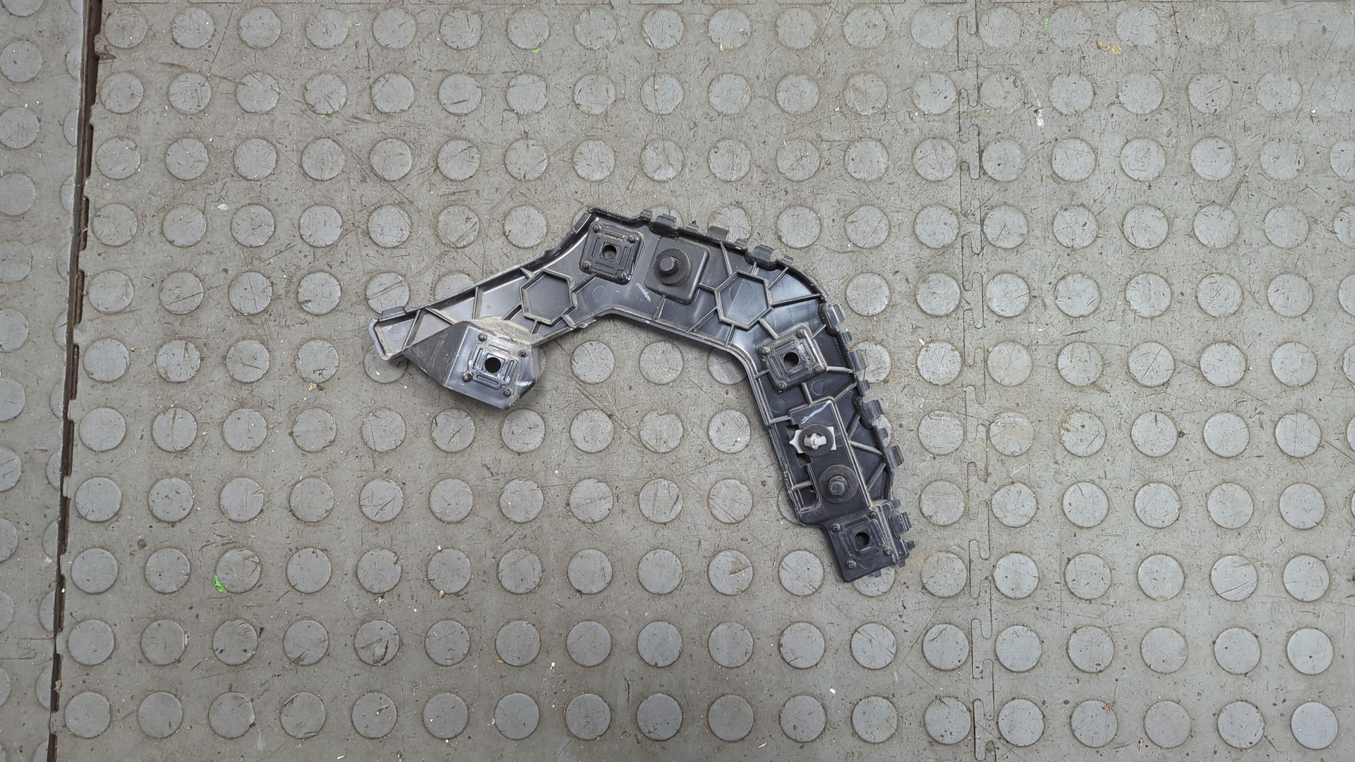 Кронштейн заднего бампера правый