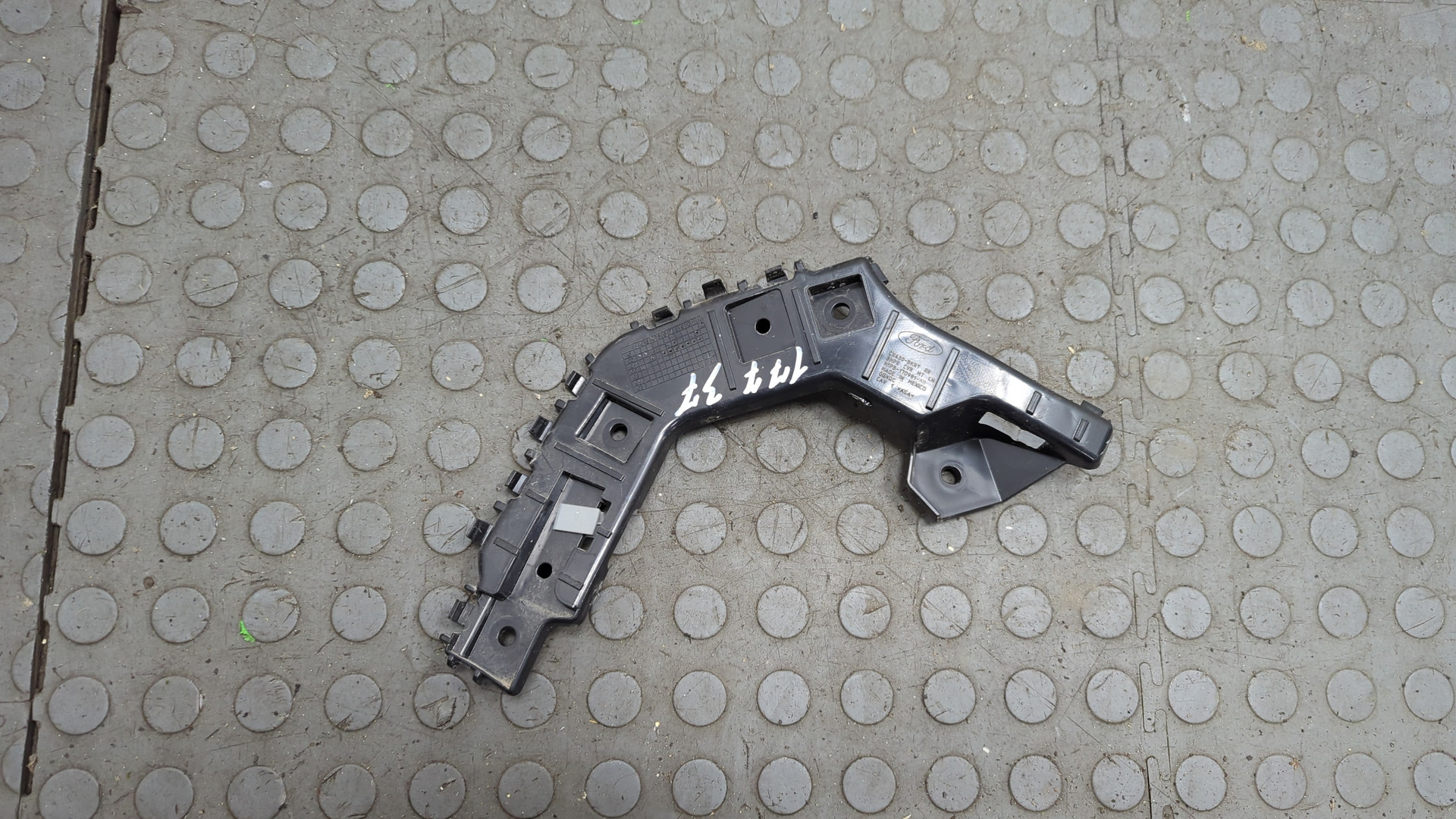 Кронштейн заднего бампера правый