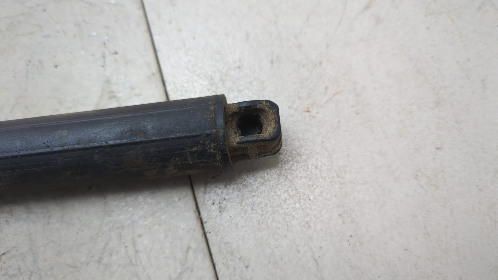 Амортизатор крышки багажника