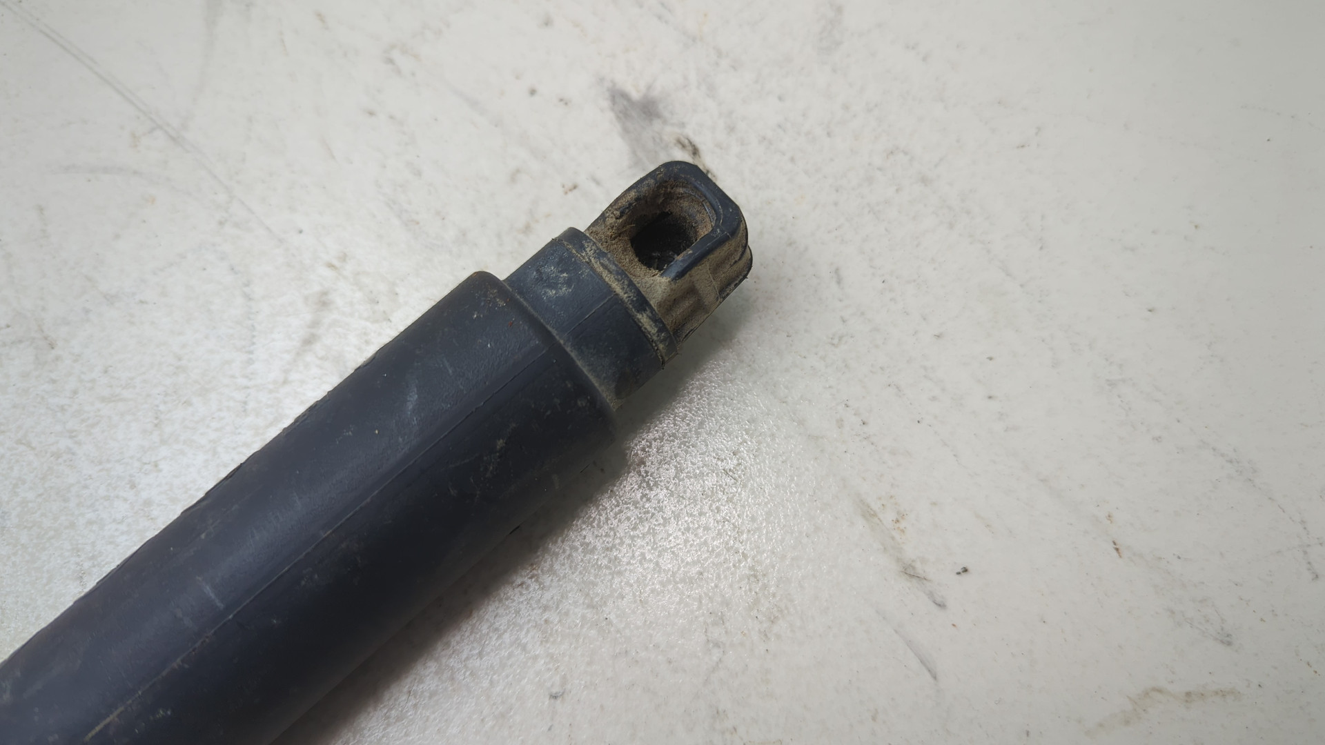 Амортизатор крышки багажника