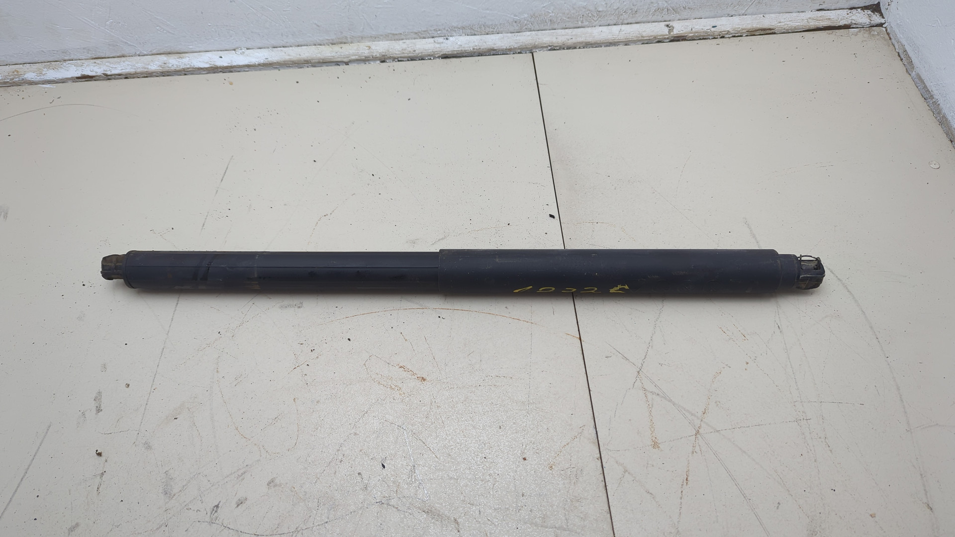 Амортизатор крышки багажника