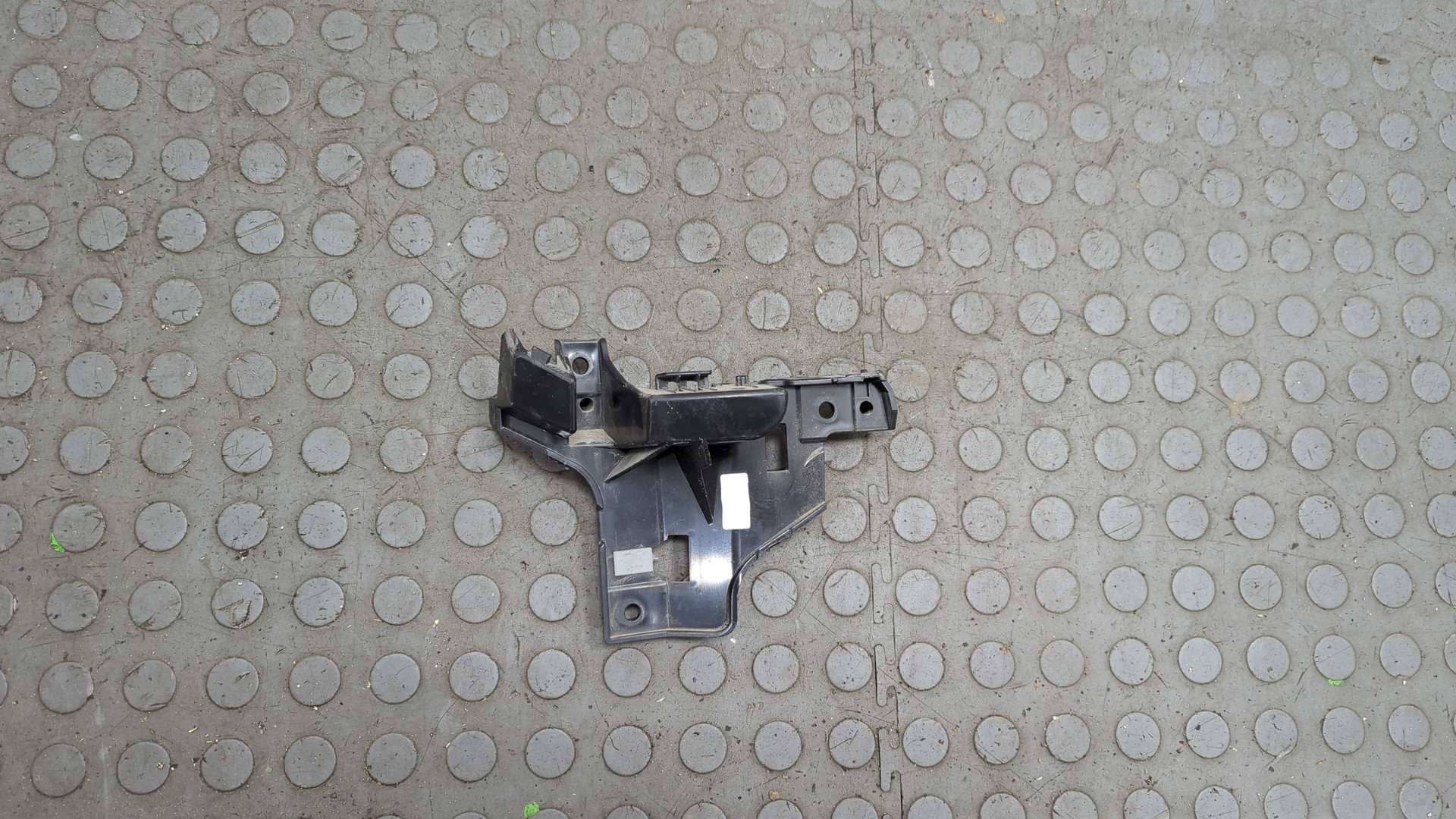 Кронштейн заднего бампера левый