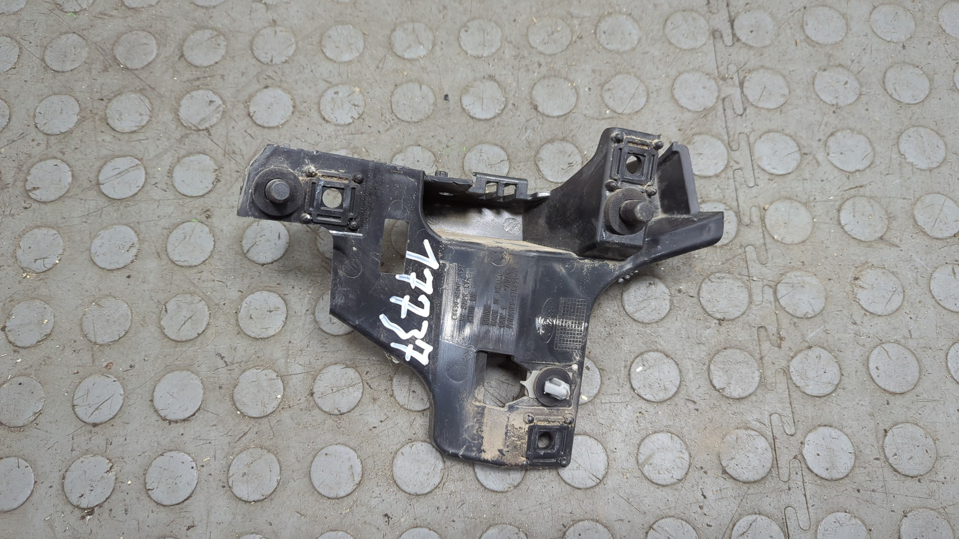 Кронштейн заднего бампера левый