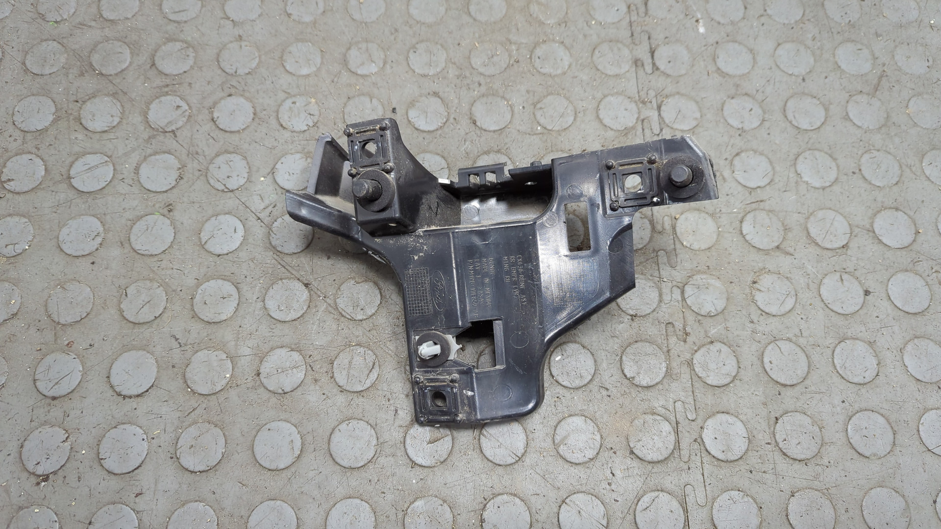 Кронштейн заднего бампера правый