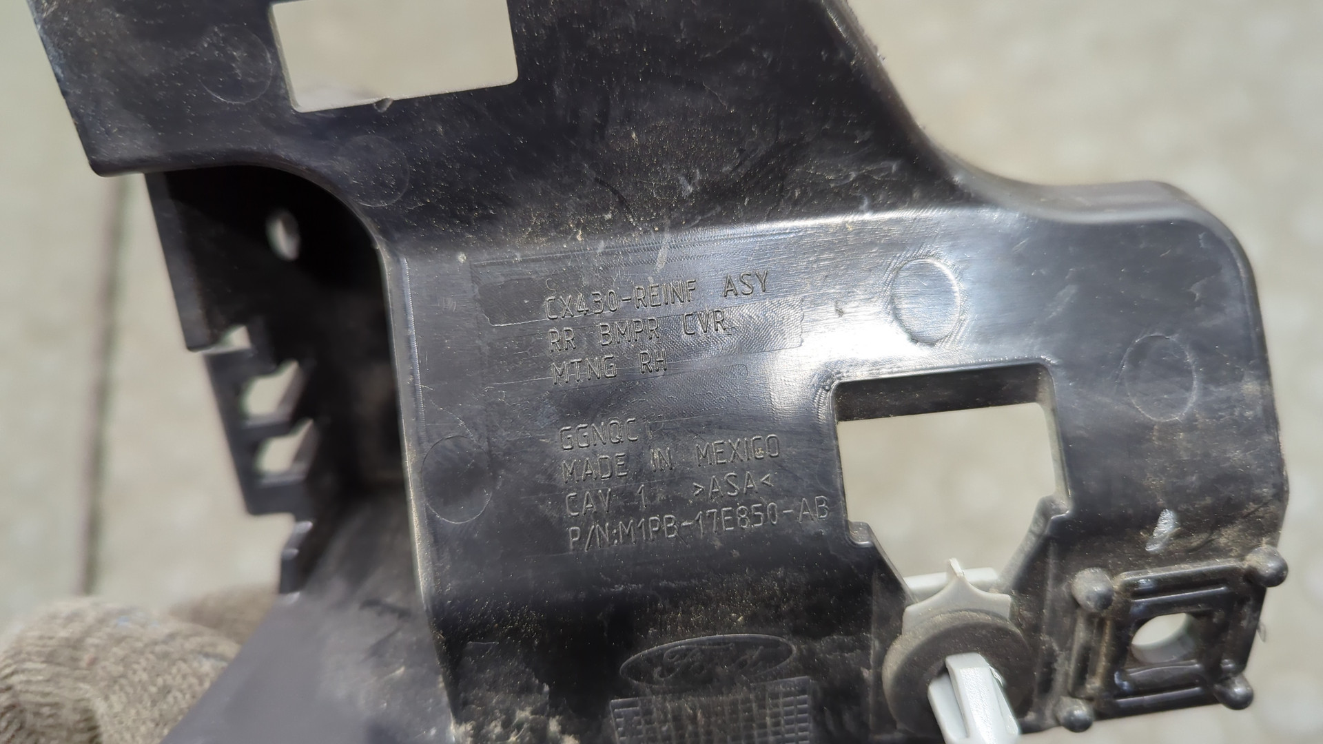 Кронштейн заднего бампера правый