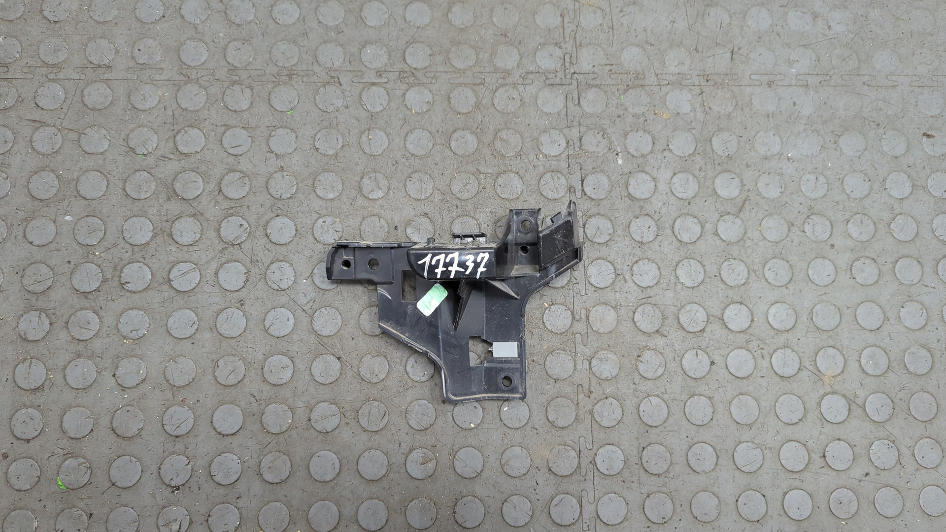 Кронштейн заднего бампера правый