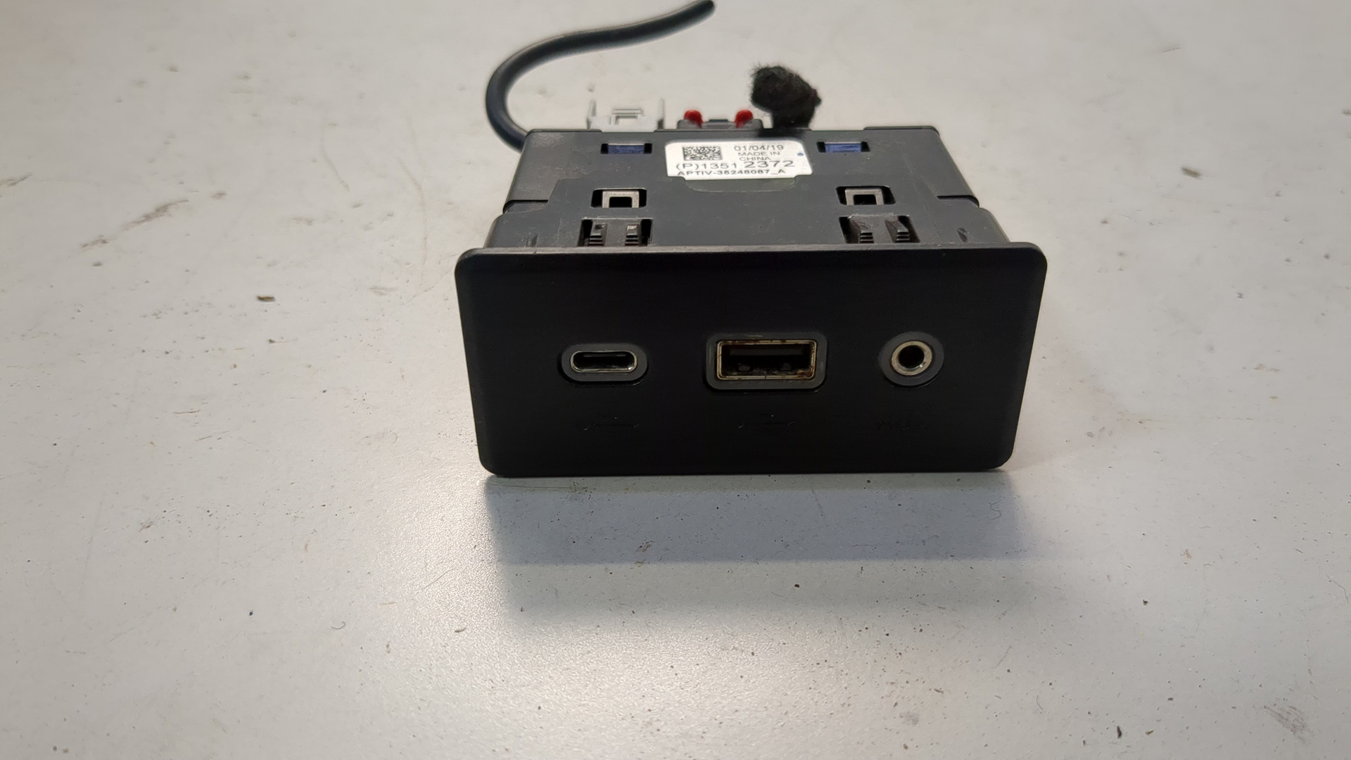 Гнездо AUX / USB IN